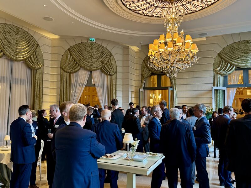Les conversations se poursuivent autour d’un cocktail