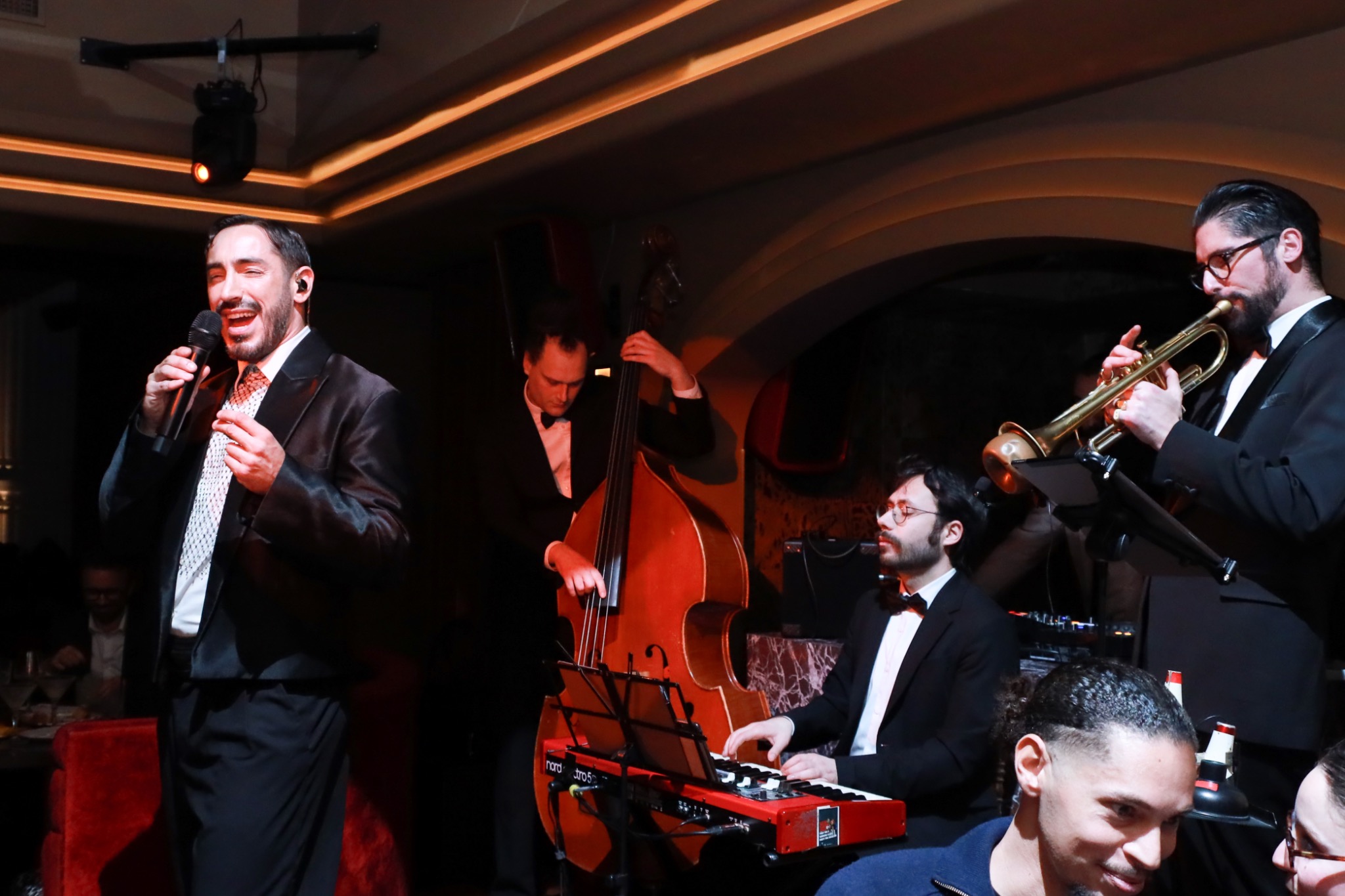 Le chanteur et les musiciens animent la soirée