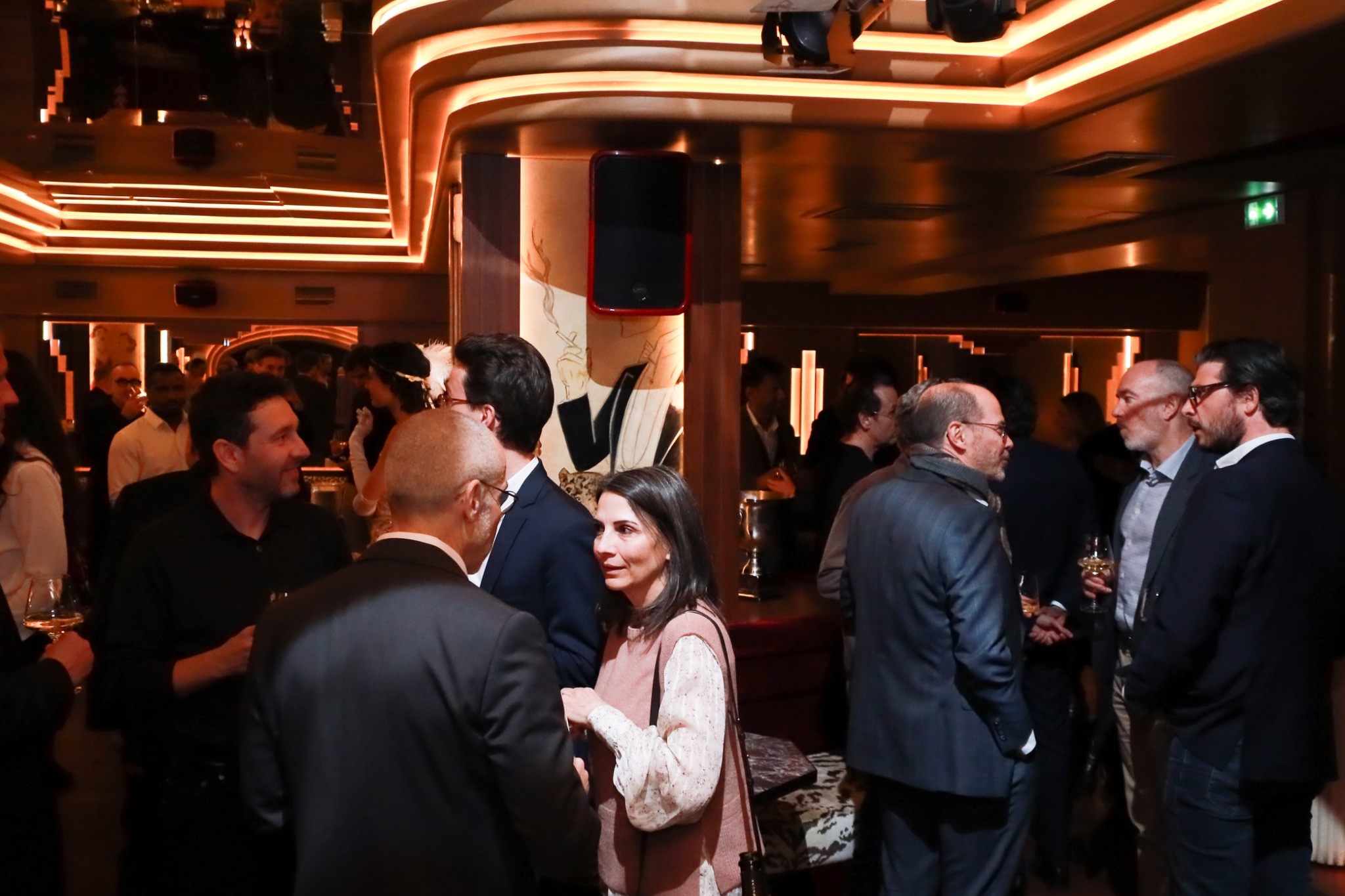 Les échanges se poursuivent pendant la soirée
