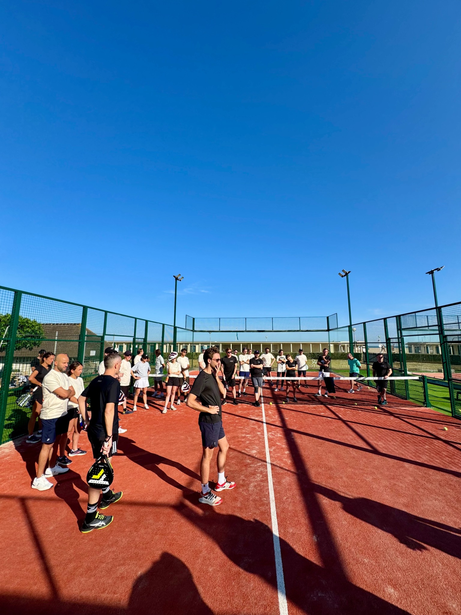 Un moment sportif sur les courts