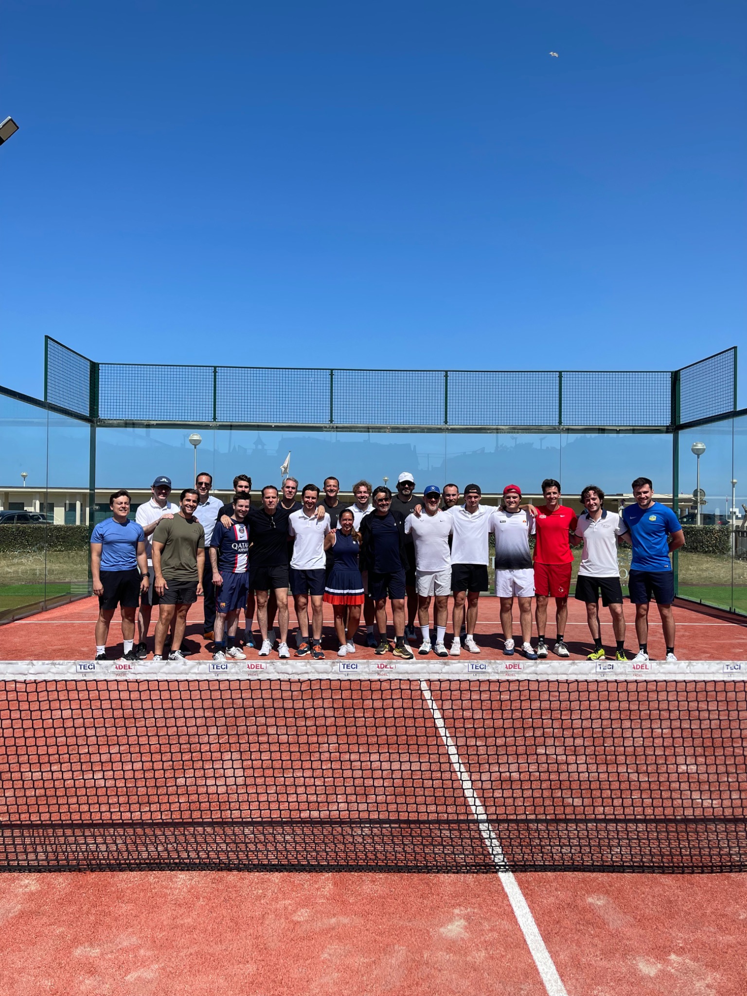 Les participants réunis après une partie de tennis